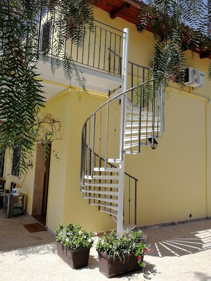 Villa Sole - Finaiti - Appartamento Per Turisti Флоридия Экстерьер фото